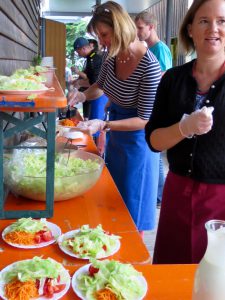 Pfarrfest Schwabering: An der Salat- und Bratentheke