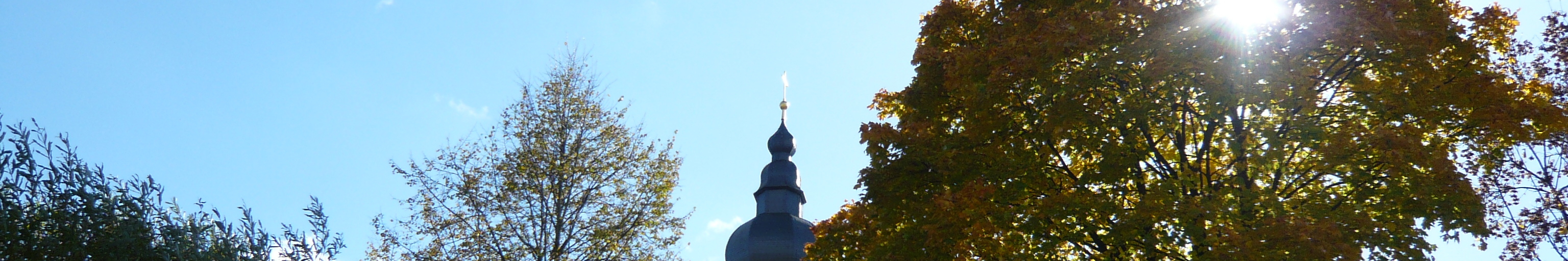 Header-Bild: Turmspitze von Mariä Himmelfahrt im Gegenlicht, Prutting, Oktober 2013, © Florian Eichberger