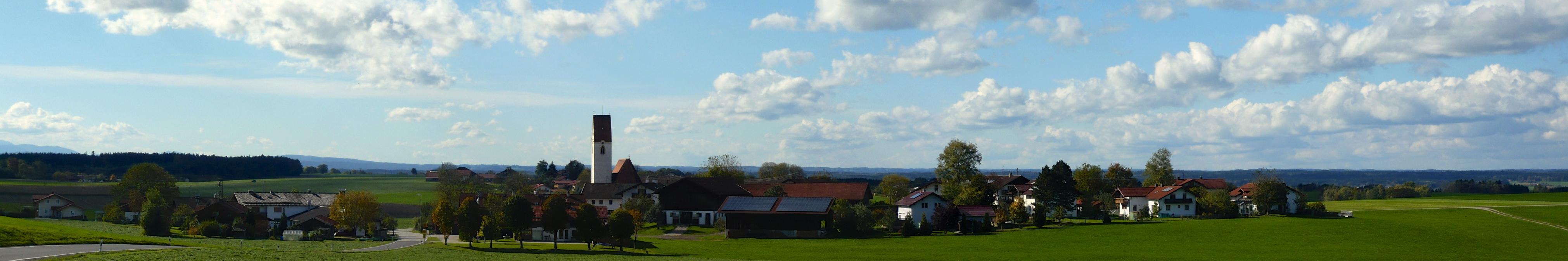 Header-Bild: Straßkirchen mit St. Georg, Oktober 2013, © Florian Eichberger