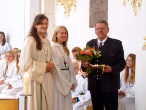 St. Emmeram, Vogtareuth: Dank der Ministranten an das Mesnerehepaar Seehuber, © Hubert Sewald