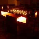 Brennende Kerzenlichter auf dem Altar bei der Langen Nacht der Kirche, Vogtareuth (Bild: Hubert Sewald)