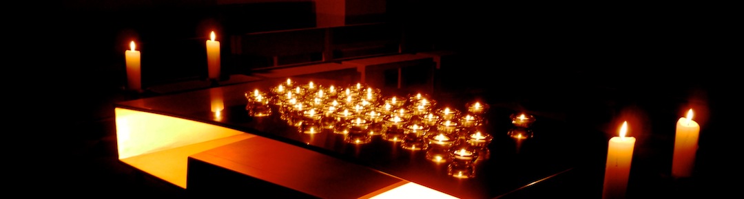 Brennende Kerzenlichter auf dem Altar bei der Langen Nacht der Kirche, Vogtareuth (Bild: Hubert Sewald)