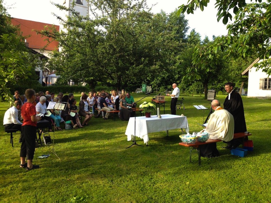 Ökumenischer Gottesdienst im Pfarrgarten Vogtareuth, 7. Juni 2014 (Bild: © Hubert Sewald)