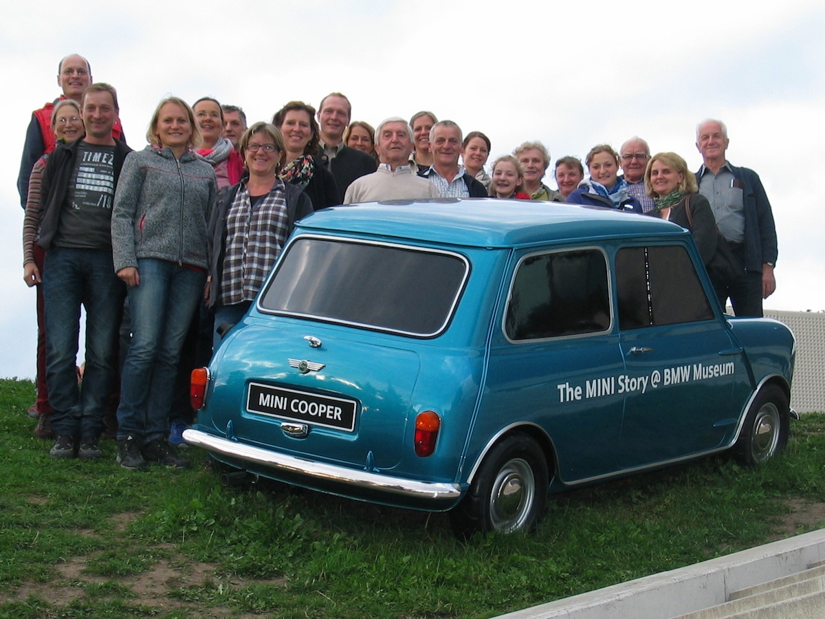 Kirchenchor-Ausflug nach München: Gruppenbild vor dem BMW-Museum