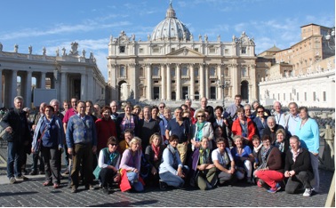 Pfarrverbandsreise nach Rom 2015: Gruppenfoto vor dem Petersdom