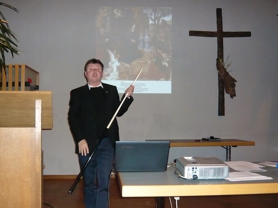 Pfarrer Peter Demmelmair als Bildzeiger mit Billard-Queue in Schwabering