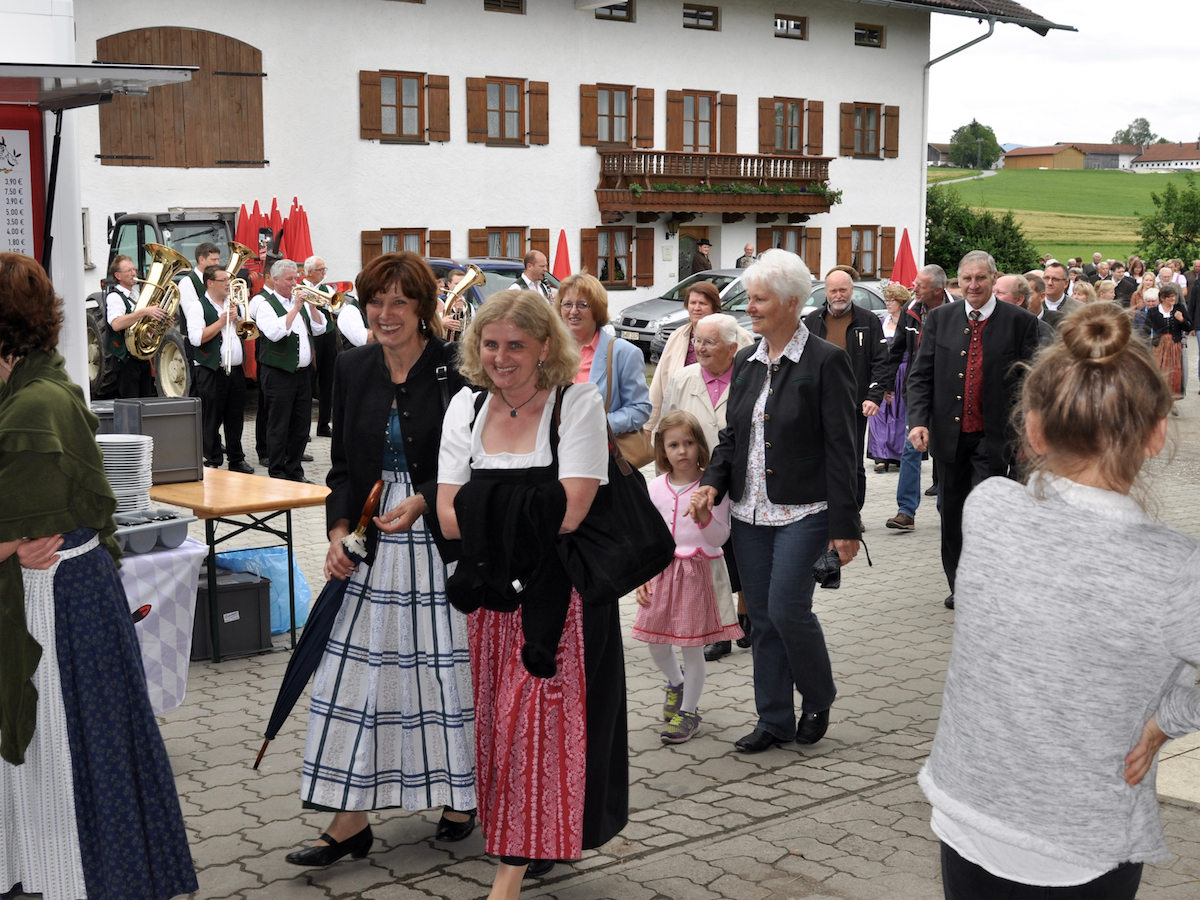 Abschluss der Außenrenovierung von St. Georg, Straßkirchen: Frauengemeinschaft Vogtareuth