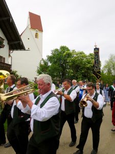 Abschluss der Außenrenovierung von St. Georg, Straßkirchen: Umzug mit Musik