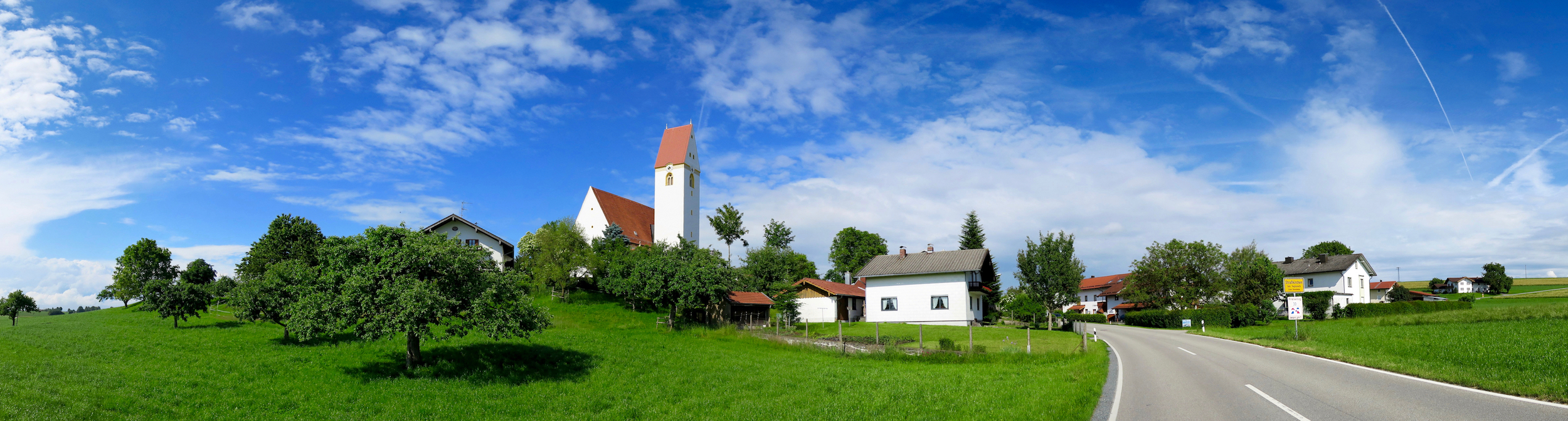 Abschluss der Außenrenovierung von St. Georg, Straßkirchen: Ansicht von der Zufahrt