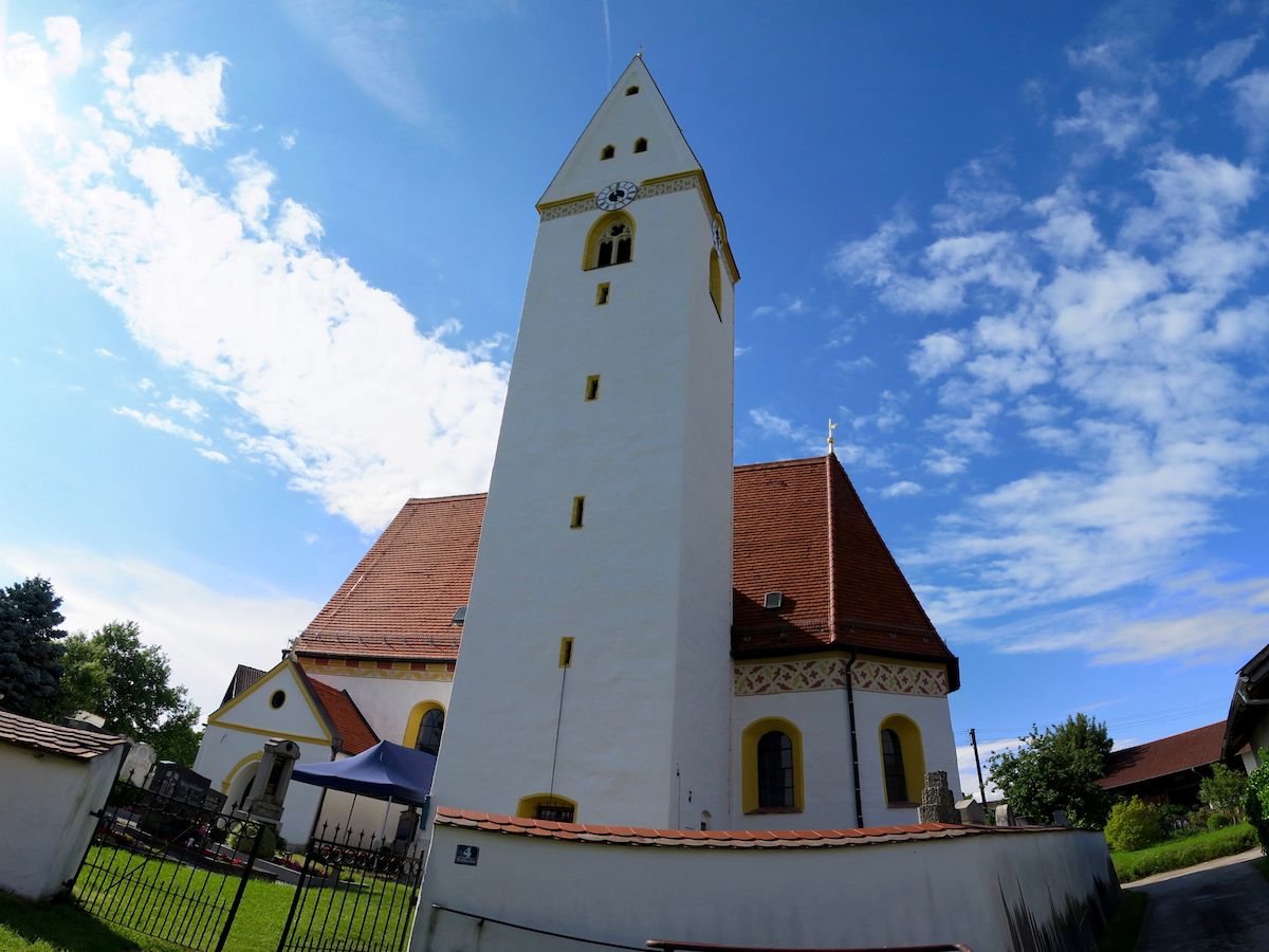 Abschluss der Außenrenovierung von St. Georg, Straßkirchen: St. Georg in erneuerter Pracht