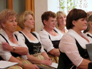 Hoagascht Vogtareuth 2016: Frauenchor in Wartestellung