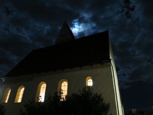 St. Georg knapp vor Vollmond