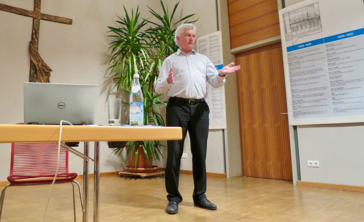 Hermann Hofstetter bei der Diskussion