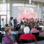 Vogtareuth: Pfarrer Guido Seidenberger segnet die Adventskränze der Frauengemeinschaft