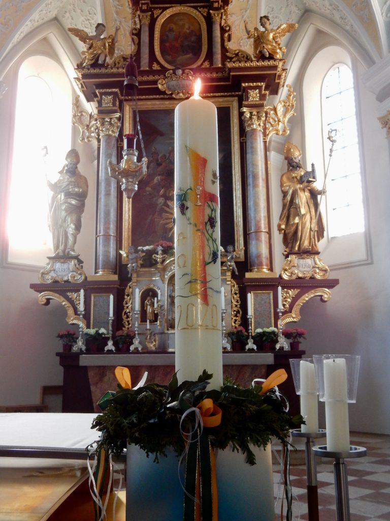 Osterkerze in St. Emmeram (Bild: Christine Bernhard)