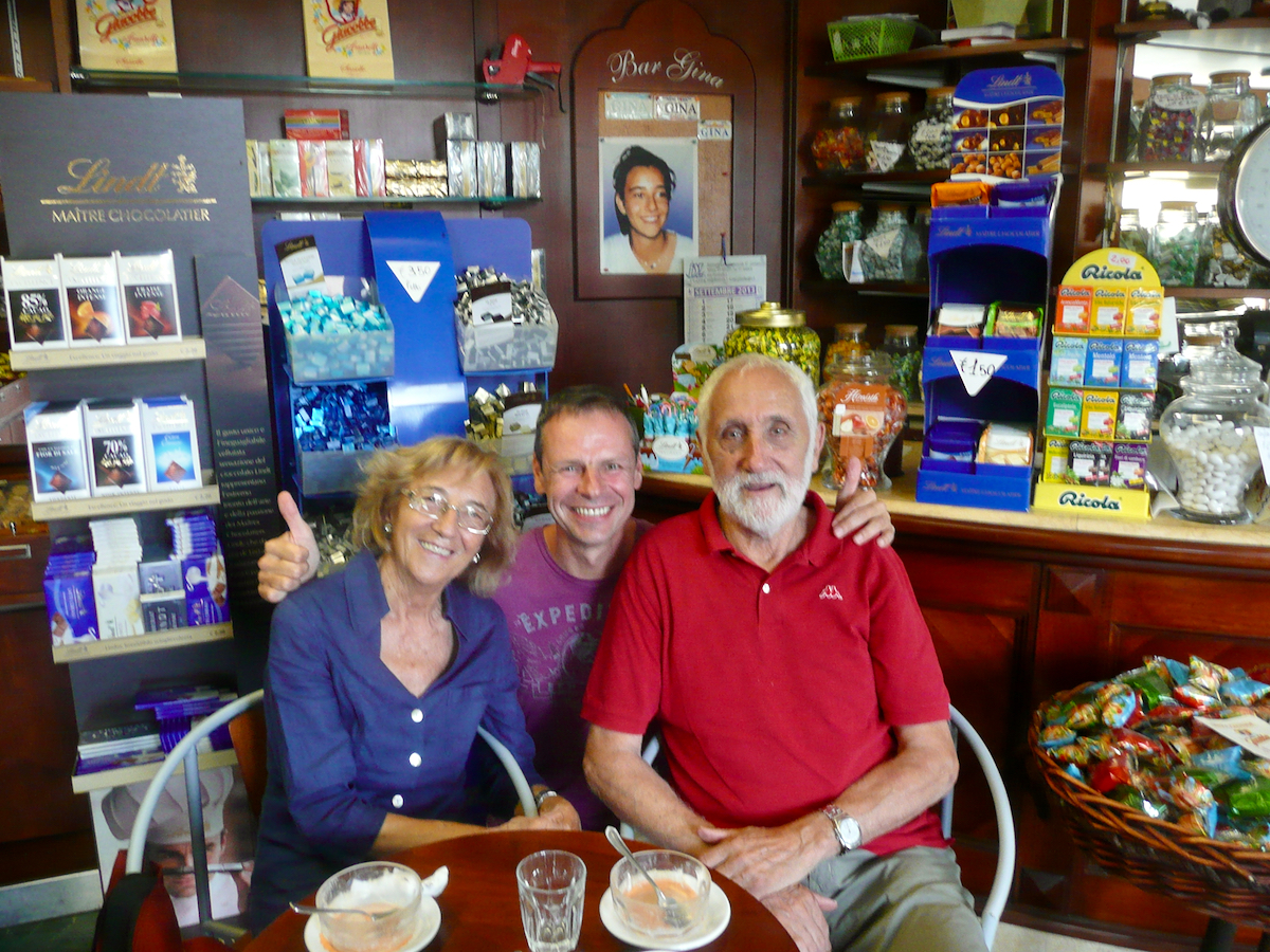 Eltern von Chiara Badano mit Michael Leberle in der Bar Gina