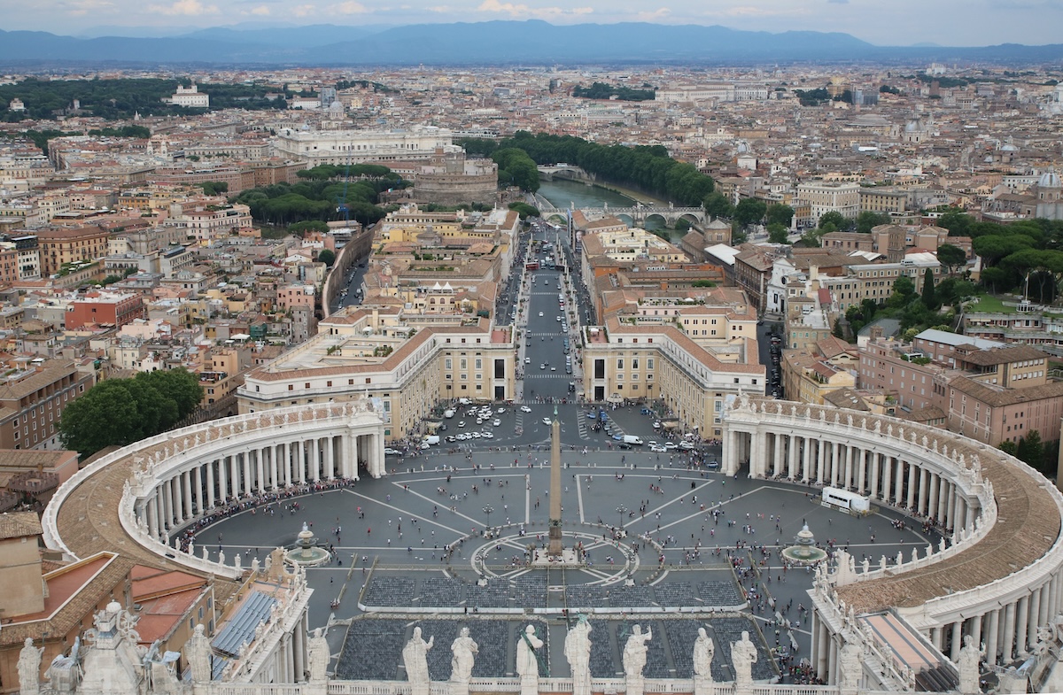 Blick auf den Petersplatz in Rom.