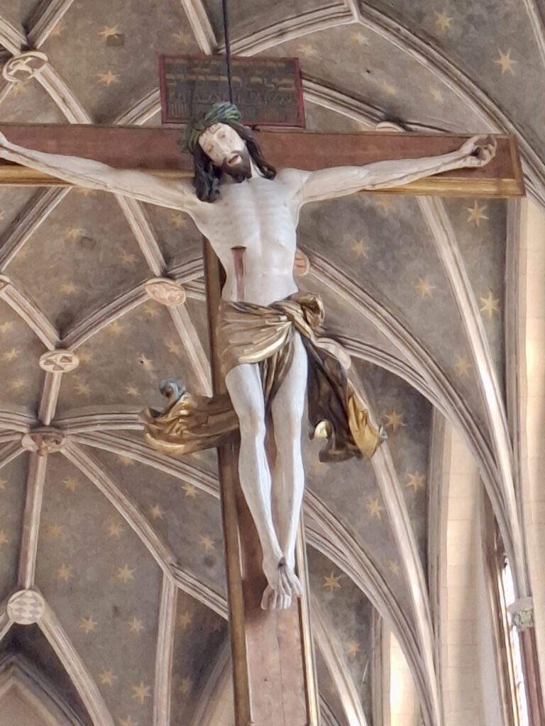 Das gewaltige Chorbogenkreuz in St. Martin