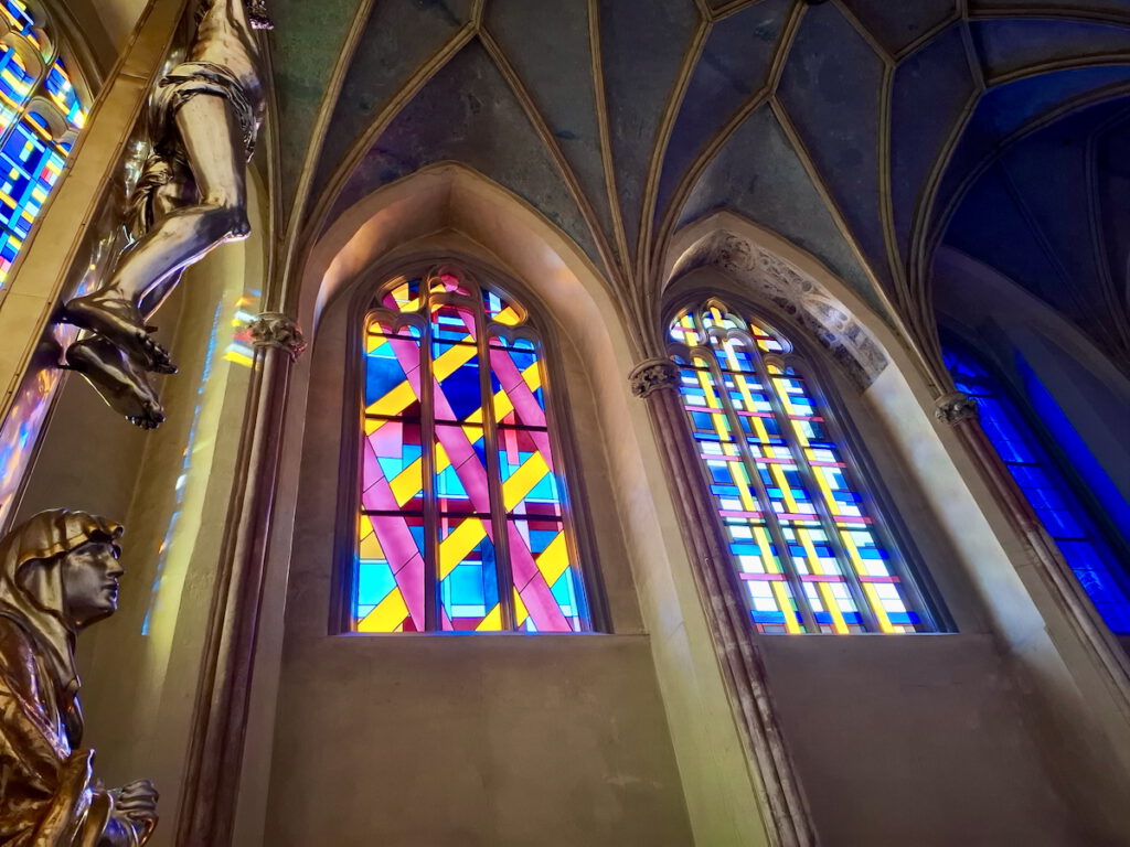 Die Scully-Fenster in der Altdorferkapelle.