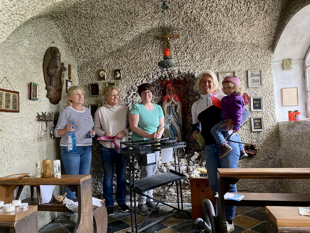 Das Putzteam in der Vogtareuther Michaelskapelle.