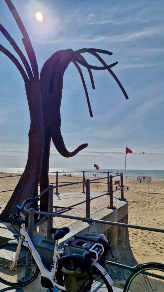 „Dansende Golven“ (Tanzende Wellen) am Strand von Ostende.