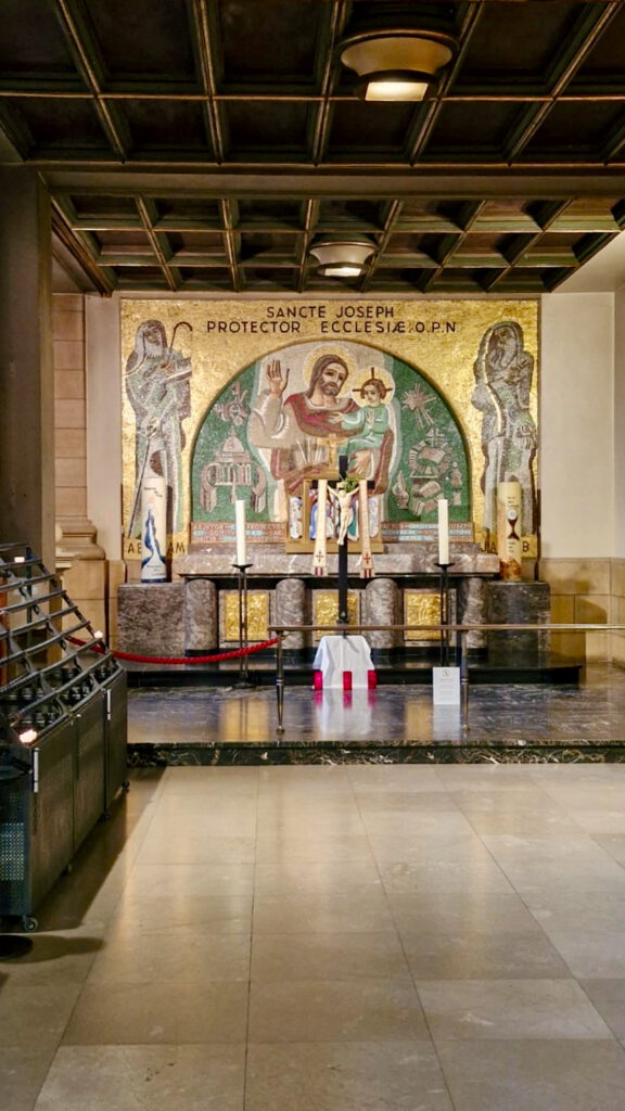 Seitenkapelle mit Josefsaltar in der Kathedral Notre-Dame von Luxemburg.