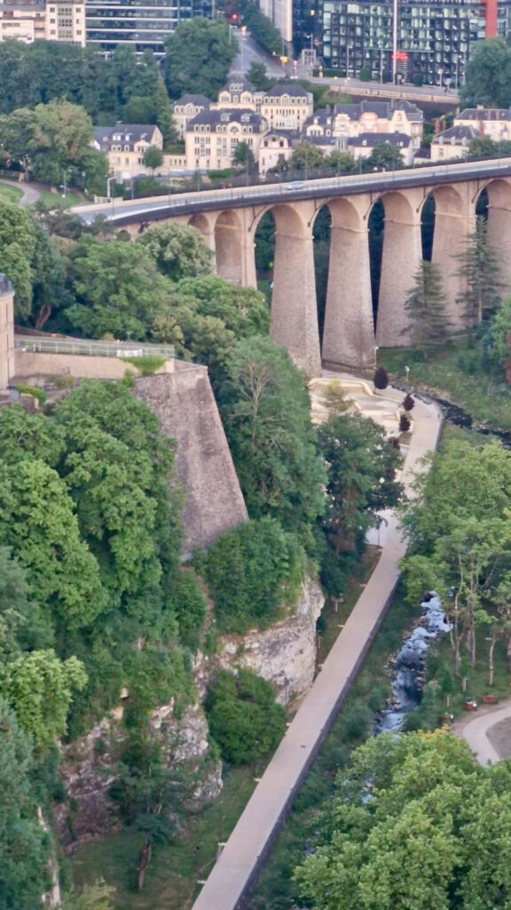 Die Passerelle bzw. Alte Brücke (d’al Bréck) von Luxemburg.