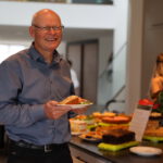 Pfarrer Guido Seidenberger an der Kuchentheke. Bild: Ronald McDonald Haus Vogtareuth