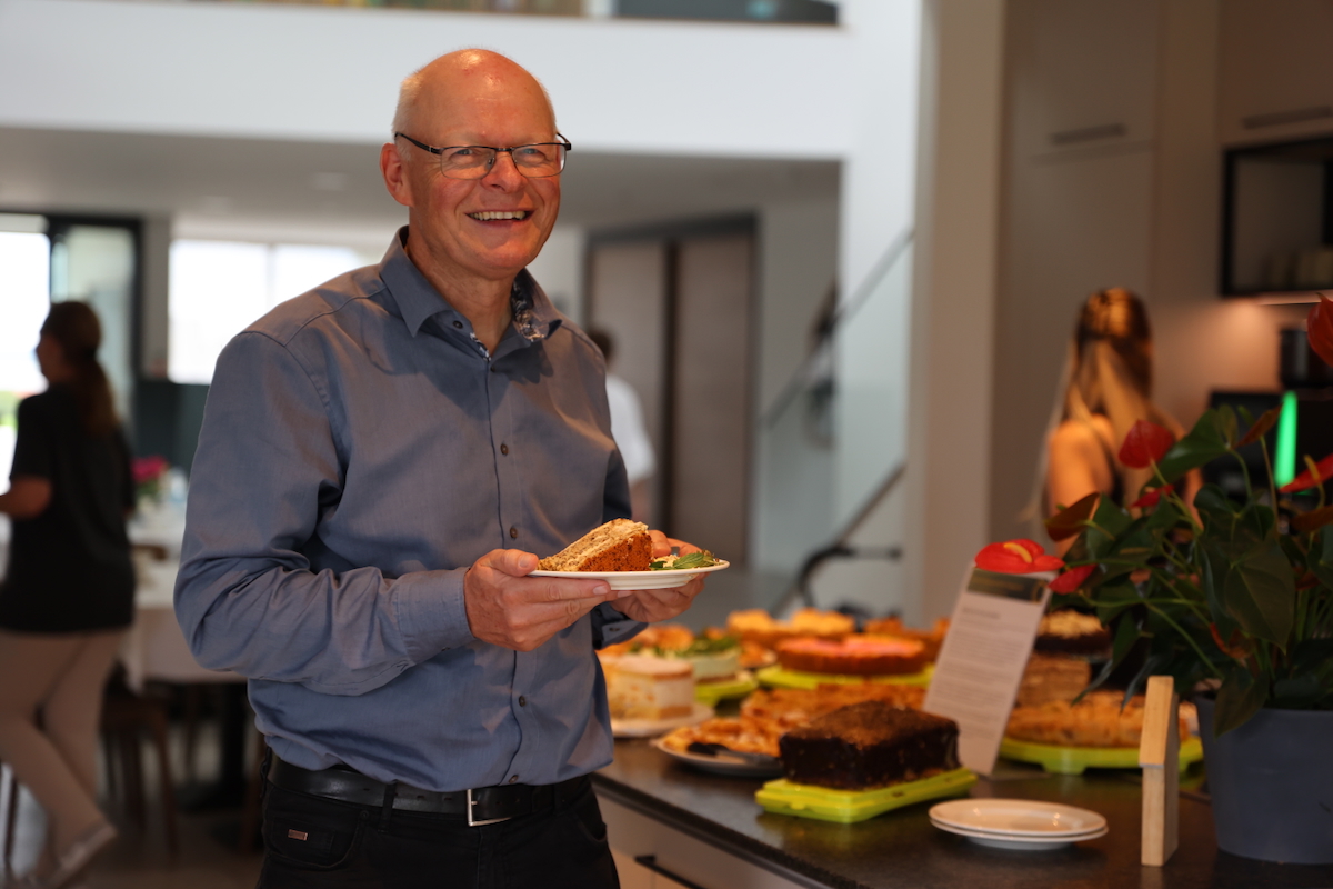 Pfarrer Guido Seidenberger an der Kuchentheke. Bild: Ronald McDonald Haus Vogtareuth