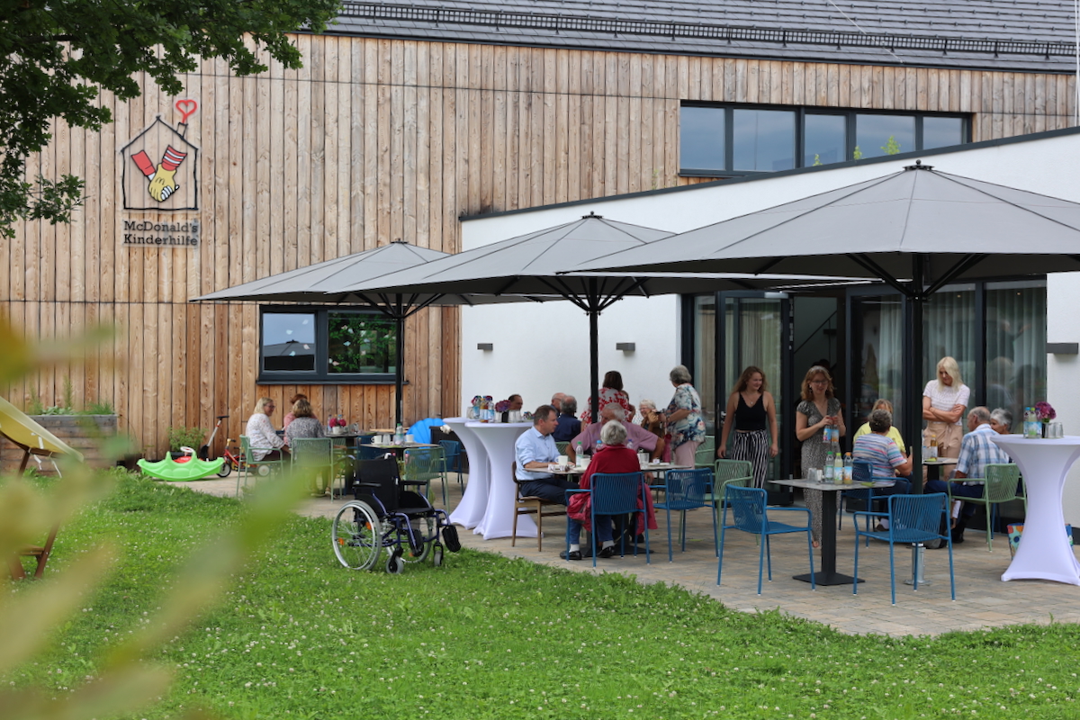 Kaffee und Kuchen im Garten des Ronald McDonald Hauses Vogtareuth. Bild: Ronald McDonald Haus Vogtareuth