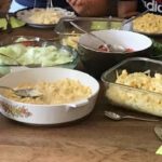 Gedeckter Tisch mit Spätzle und Salat.