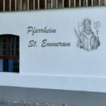 Beschriftung am Pfarrheim Vogtareuth