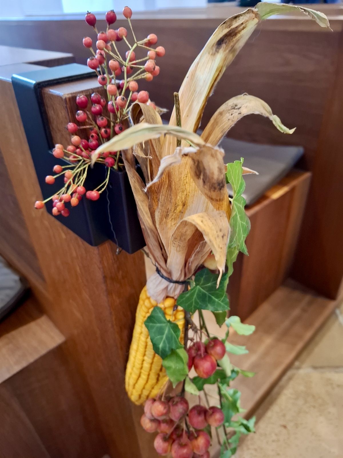 Erntedankschmuck an einer Kirchenbank