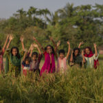 Kinder in Bangladesch, die Zeit zum Spielen haben