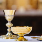 Kommunion: Kelch und Schale