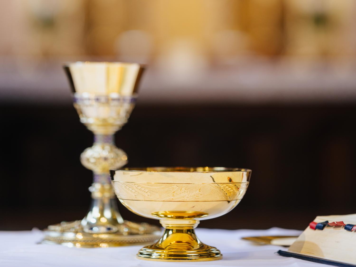 Kommunion: Kelch und Schale