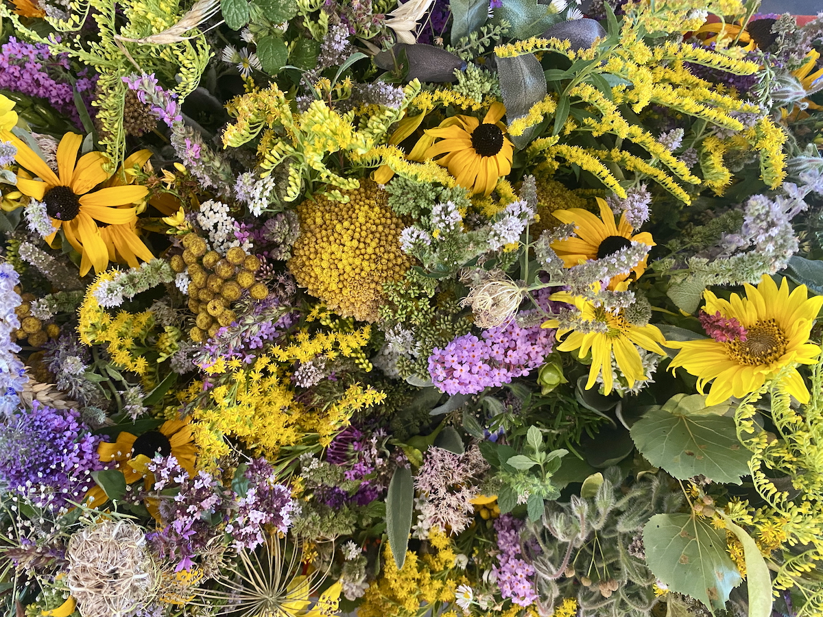 Foto: Dicht gesteckte Blumen und Kräuter füllen das gesamte Bild.