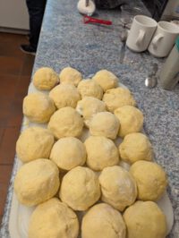 Stilleben: Auf einer Küchenarbeitsplatte liegen Kartoffelknödel vorbereitet.