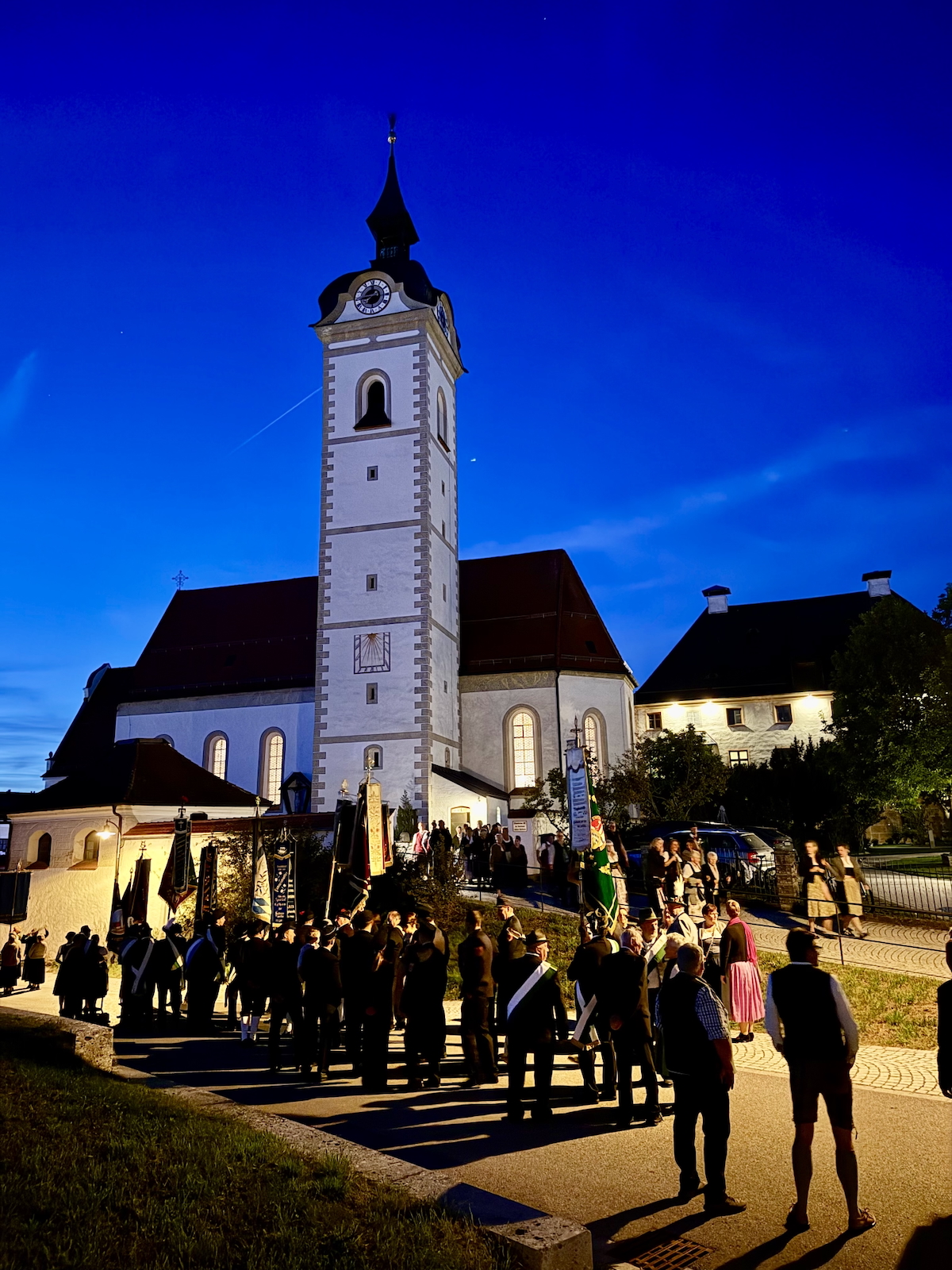Festgottesdienst 100 Jahre Frauengemeinschaft Vogtareuth: Kirchenzug nach dem Gottesdienst