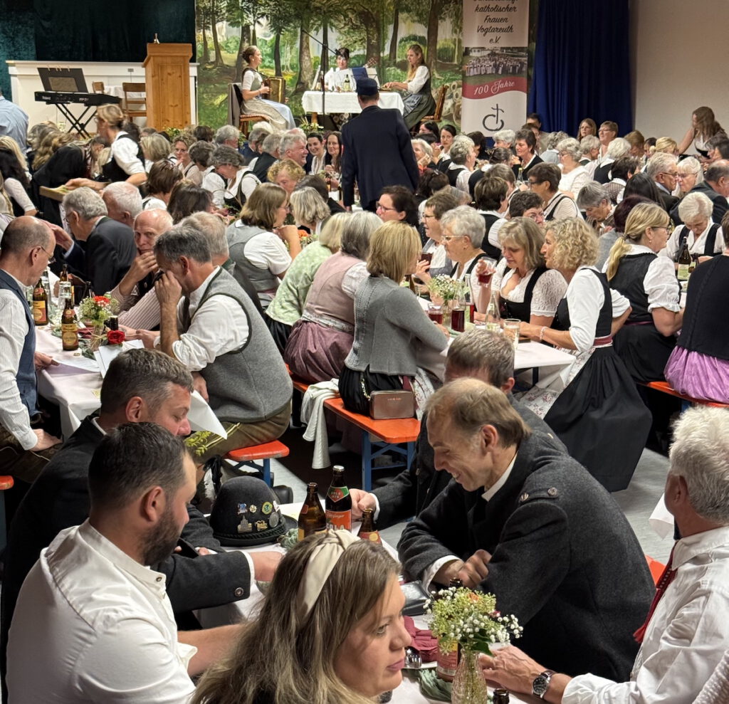 Festabend 100 Jahre Frauengemeinschaft Vogtareuth: Festgesellschaft