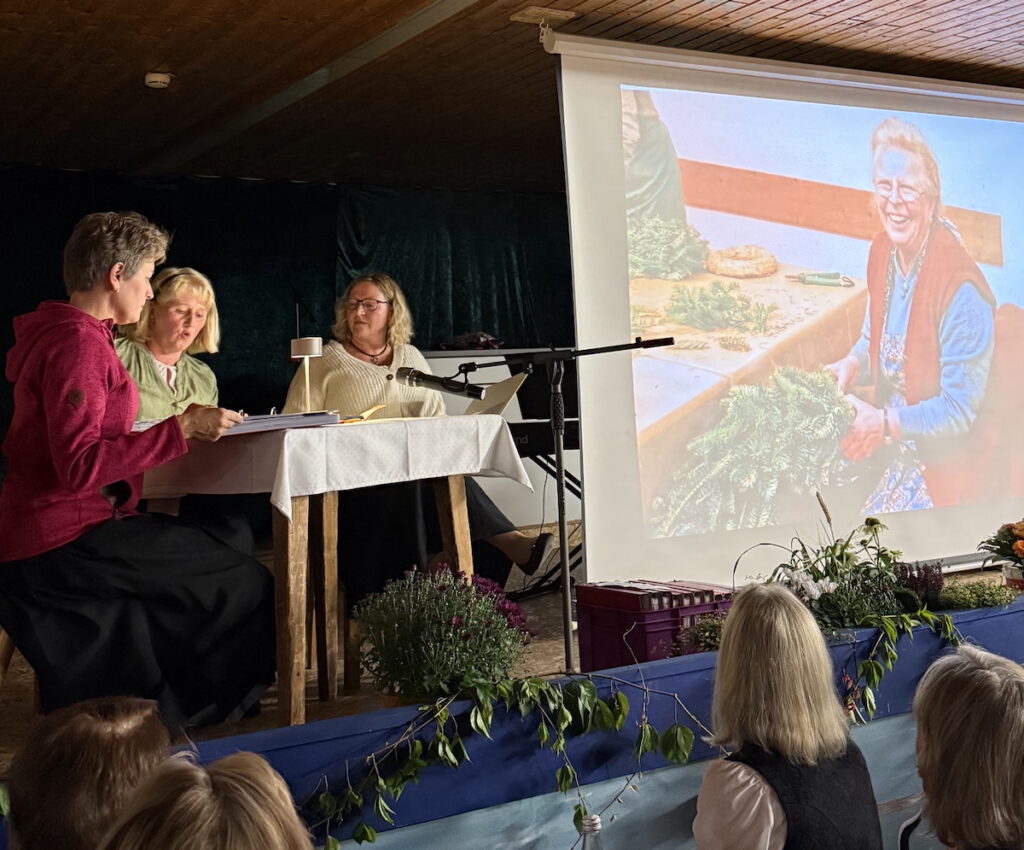 Festabend 100 Jahre Frauengemeinschaft Vogtareuth: Theaterstück mit Maria Mair
