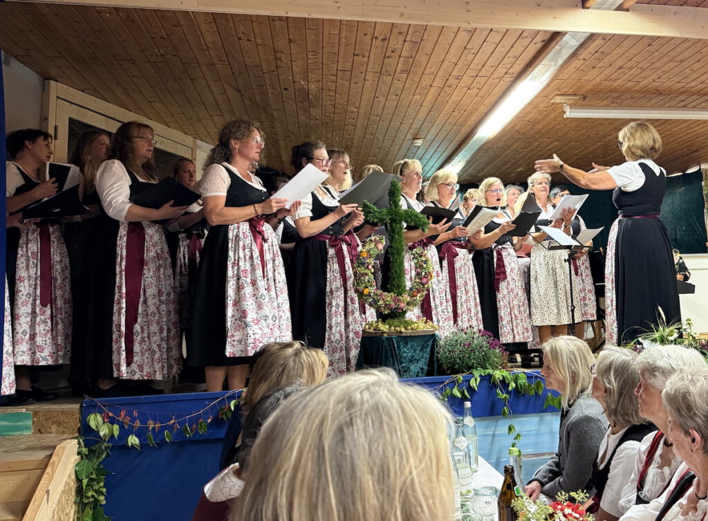 Festabend 100 Jahre Frauengemeinschaft Vogtareuth: Martina Schmidmaier mit Projektchor