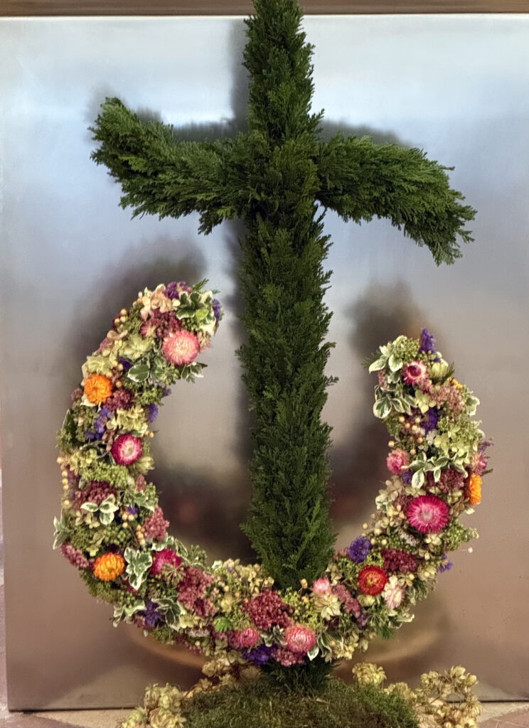 Festgottesdienst 100 Jahre Frauengemeinschaft Vogtareuth: das Frauengemeinschaftslogo als Blumenschmuck